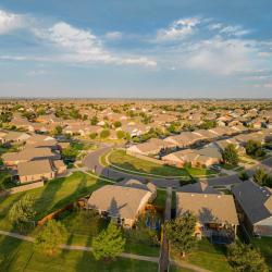 Edmond 11 hot&eacute;is com piscina