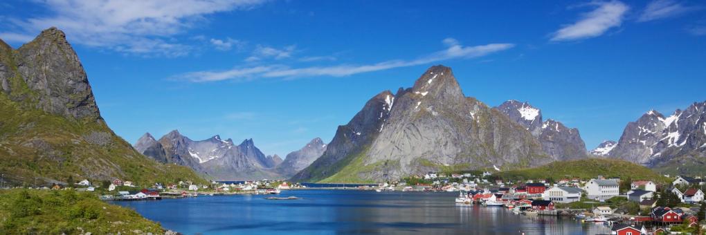 Foto de Pessoas Andando Na Tradicional Aldeia Na Noruega Ao Pôr Do