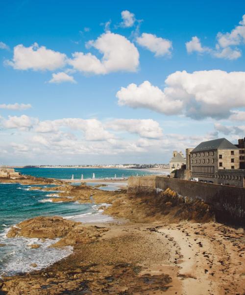 District of Saint Malo where our customers prefer to stay.