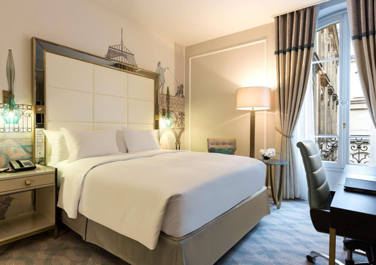 This stylish room has a contemporary design with a queen-size bed and a 42-inch flat-screen TV with satellite channels. The bathroom features a large, polished stone washbasin and a large walk-in shower.

Free WiFi access and air conditioning are provided.