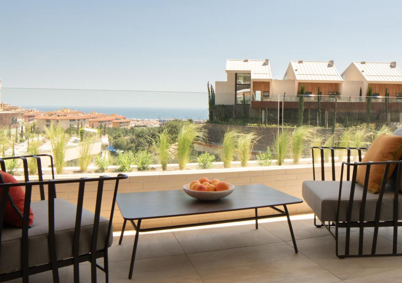 Guests can make meals in the kitchen that features a refrigerator, a dishwasher, kitchenware and an oven. The studio features air conditioning, a washing machine, a terrace with sea views as well as a private bathroom boasting a walk-in shower. The unit has 1 bed.