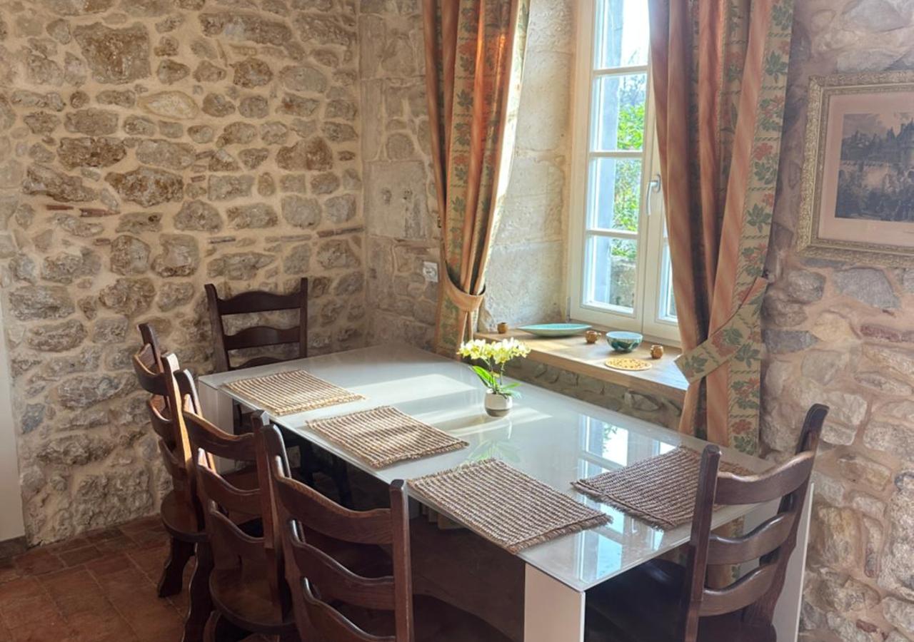 In the fully equipped kitchen, guests will find a stovetop, a refrigerator, kitchenware and a microwave. This air-conditioned family room includes a flat-screen TV with cable channels, a private bathroom as well as a terrace with an inner courtyard view. The unit offers 2 beds.