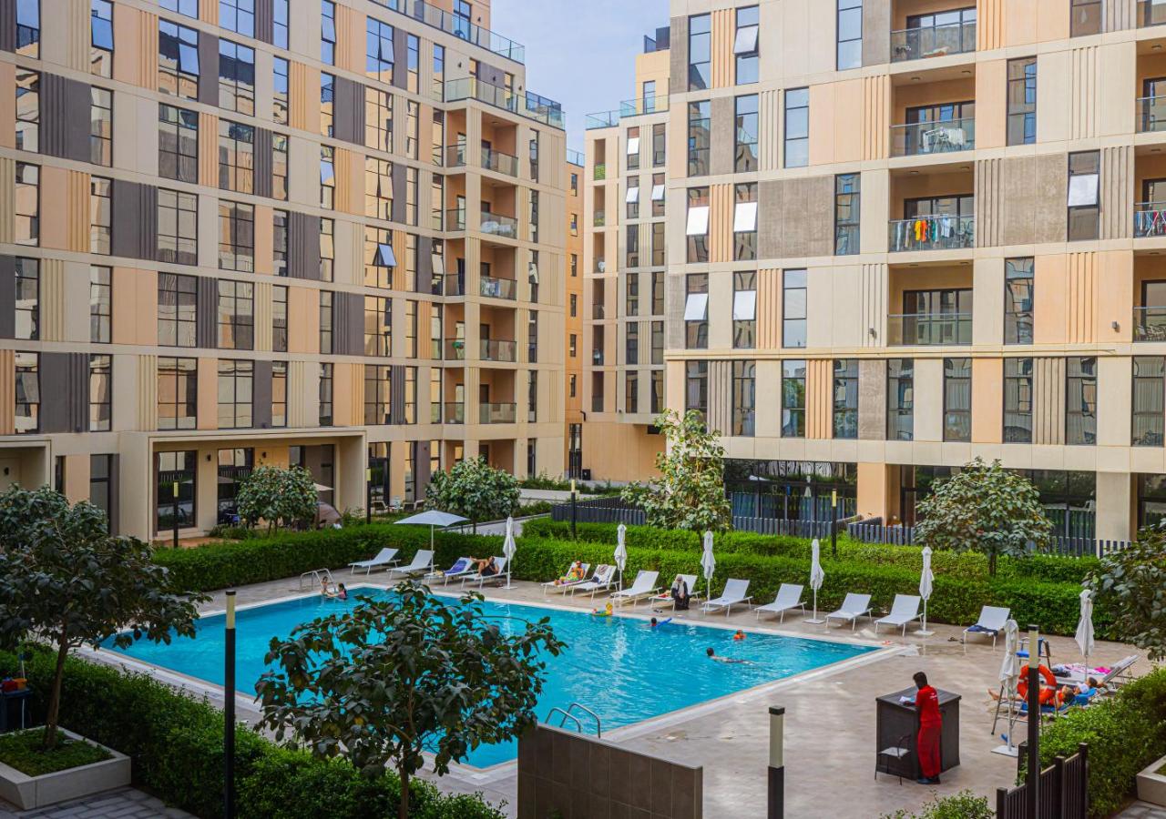 The air-conditioned apartment has 1 bedroom and 1 bathroom with a bath and a shower. In the fully equipped kitchen, guests will find a refrigerator, kitchenware, a microwave and a toaster. This apartment features a washing machine, a coffee machine, a flat-screen TV with streaming services and pool views. The unit has 2 beds.