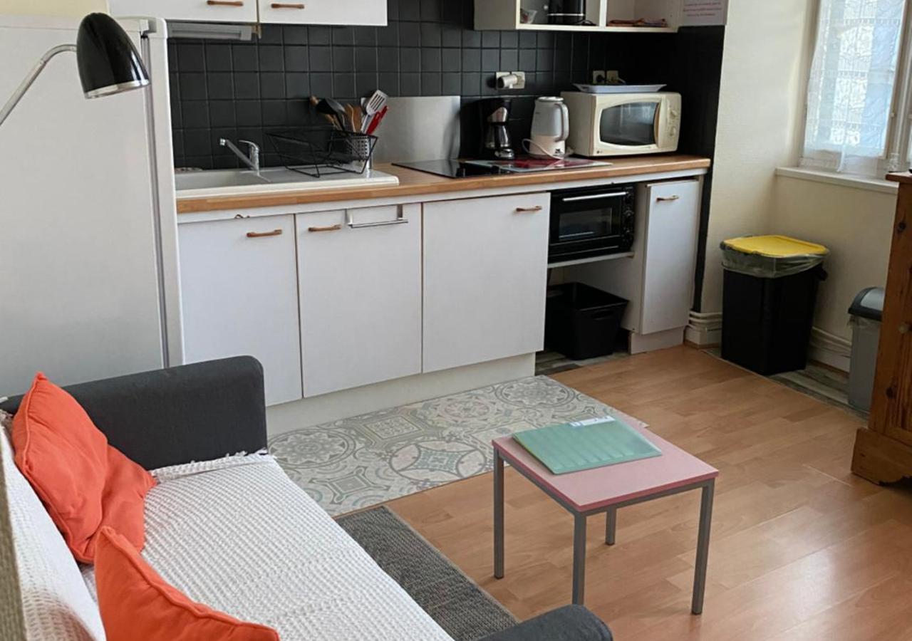 This apartment features 1 living room, 1 separate bedroom and 1 bathroom with a shower and a hairdryer. Meals can be prepared in the kitchen, which features a stovetop, a refrigerator, kitchenware and an oven. The apartment features a washing machine, a tea and coffee maker, a seating area, a flat-screen TV, as well as city views. The unit has 2 beds.