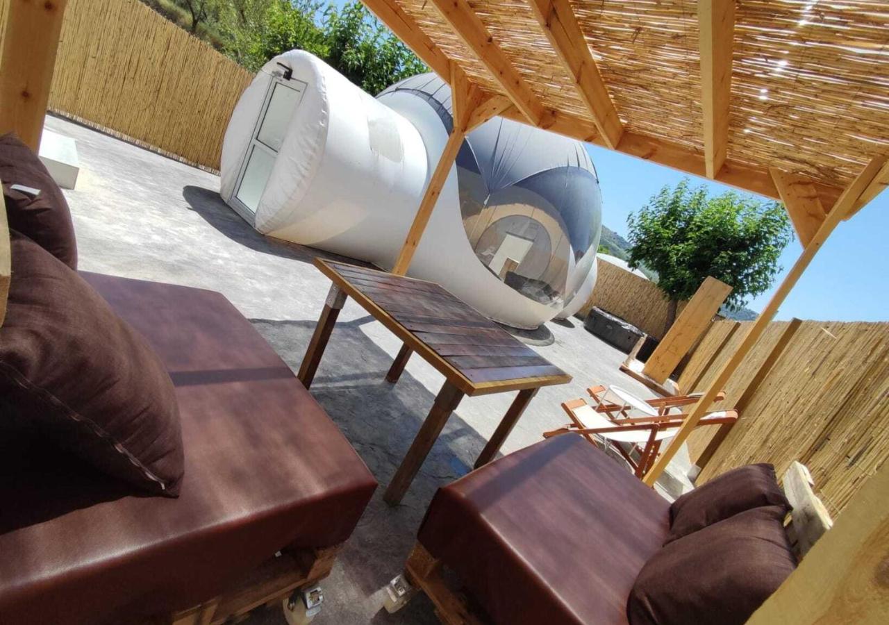 The spacious double room features air conditioning, a seating area, a terrace with mountain views as well as a private bathroom boasting a shower. The unit has 1 bed.