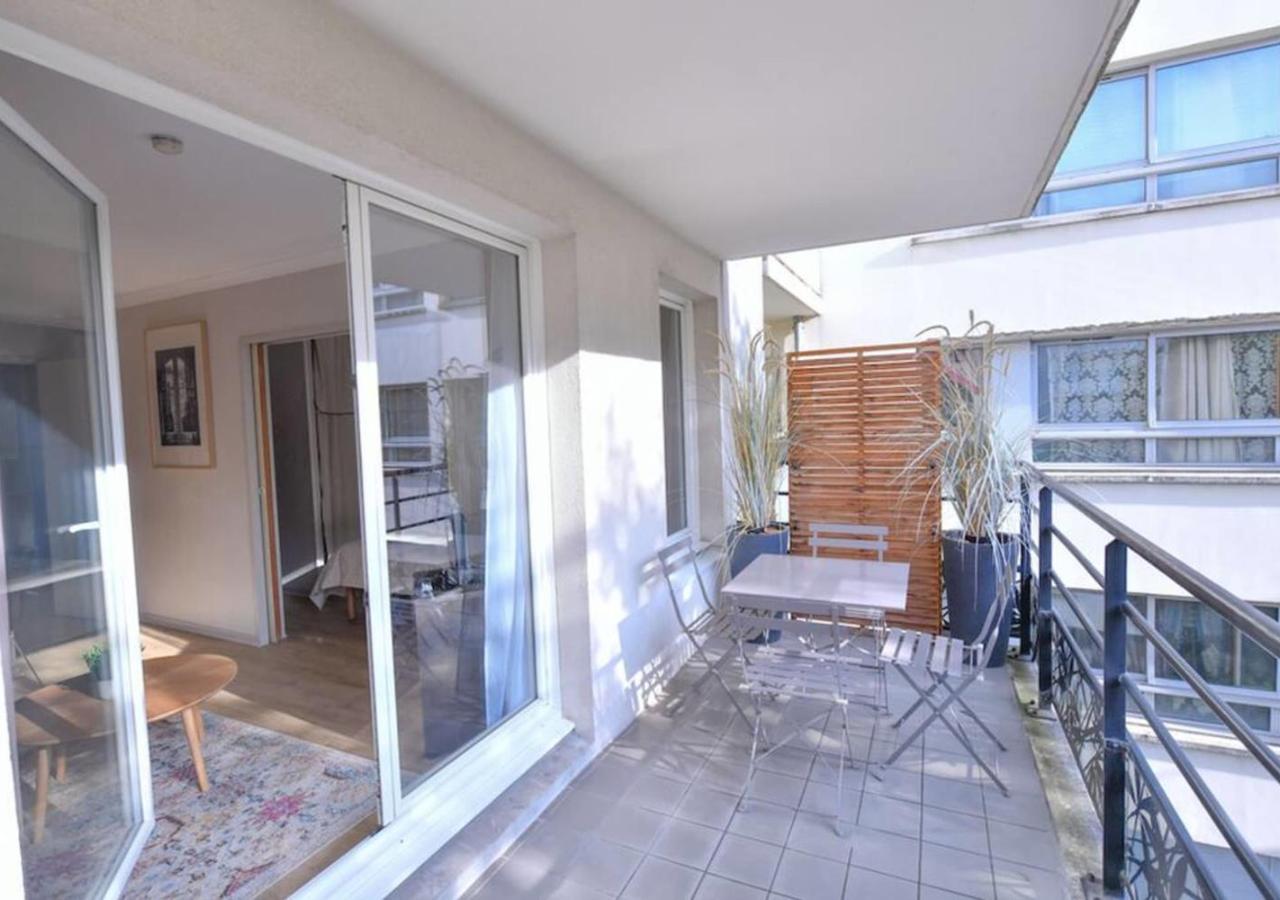 This apartment consists of 1 living room, 1 separate bedroom and 1 bathroom with a bath or a shower and a hairdryer. The kitchen is equipped with a refrigerator, kitchenware and a microwave. Featuring a terrace with city views, this apartment also provides a coffee machine and a TV. The unit offers 2 beds.