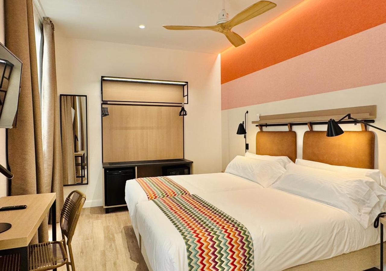 The twin room features air conditioning, a safe deposit box, as well as a private bathroom boasting a bath or a shower and a hairdryer. This twin room provides heating and a TV. The unit has 2 beds.