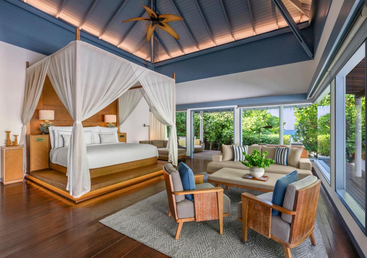One-Bedroom Oceanfront Pool Villa with King Bed and Sofa Bed, photo 1