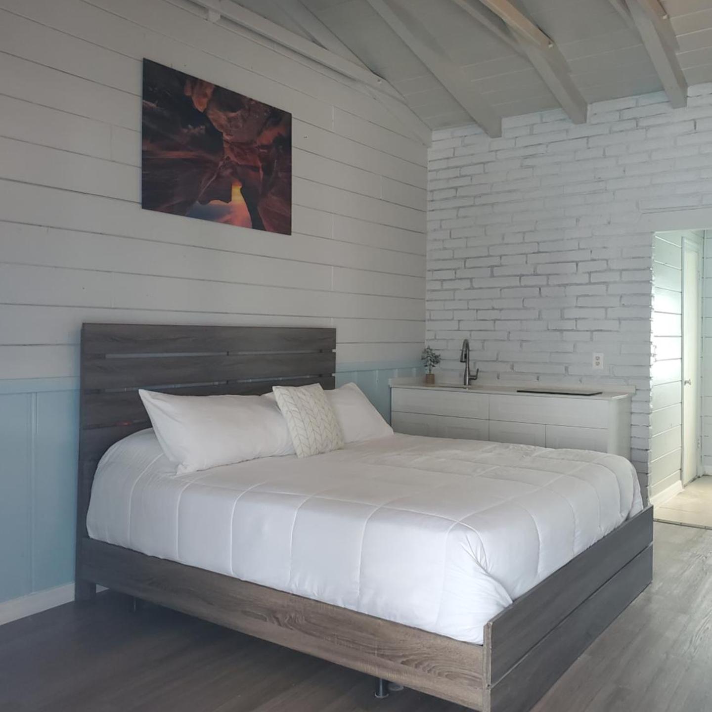 Image: Hollywood Gardens Inn & Suites