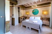 10GR Boutique Hotel & Wine Bar