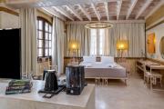 10GR Boutique Hotel & Wine Bar