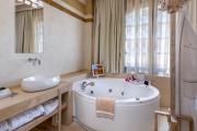 10GR Boutique Hotel & Wine Bar