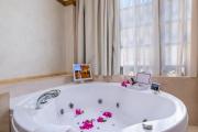 10GR Boutique Hotel & Wine Bar