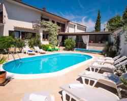 Apartment with private pool and arbor