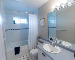 Bearspaw Inn & Suites