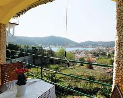 Two-Bedroom Holiday home with Sea View in Vinisce