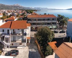Two-Bedroom Apartment with Sea View in Kastel Stari