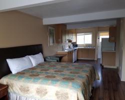 Townhouse Inn & Suites