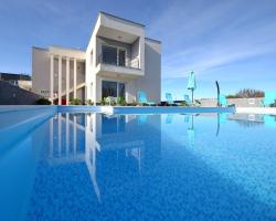 Villa with Pool Nin