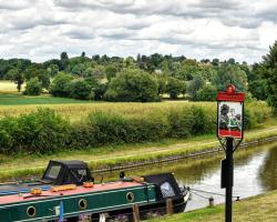 Narrowboat at Weedon