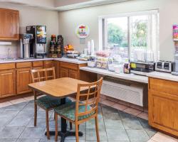 Super 8 by Wyndham Valparaiso