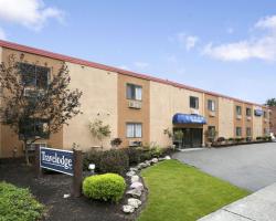 Travelodge by Wyndham Cleveland Lakewood
