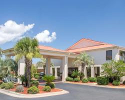 Days Inn & Suites by Wyndham Navarre - near Beaches Hurlburt