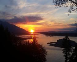 The Fraser River's Edge B&B Lodge