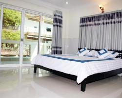 Shenanigans Guesthouse & Restaurant