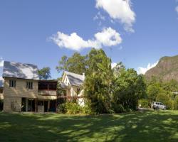 Glass House Mountains Ecolodge