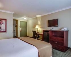 Howard Johnson by Wyndham Reseda Hotel & Suites