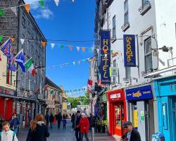 Snoozles Quay Street Tourist Hostel