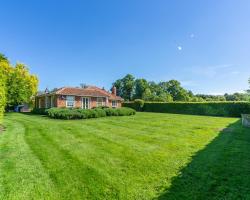 Spacious classically designed cottage in large private park - Higham Place Lodge