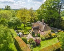 Enchanting 16th century thatched cottage in large private park - The Gildhall