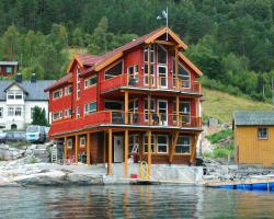Three-Bedroom Holiday home in Todalen