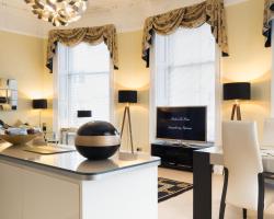 Marks At The Manor Luxury Riverside Apartments - Sleeps up to 4, with Parking and Sky TV