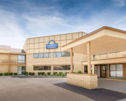 Days Inn & Suites by Wyndham Madison Heights MI