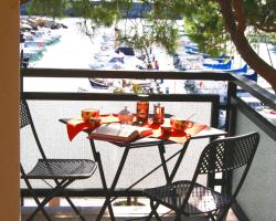 La terrazza tra pini e mare