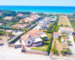 Case Vacanze Mare Nostrum - Villas in front of the Beach with Pool