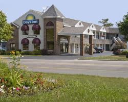 Days Inn by Wyndham Mackinaw City - Lakeview