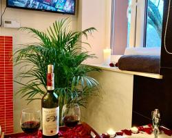 LAS SŁUPSKI PREMIUM LOVE APARTAMENT A5 - - Wifi Netflix Smart TV50 - - salon - - sypialnia - - pełna kuchnia - - salon kąpielowy z TV i dwuosobowa wanna - - wysoka jakość za niską cenę - - zapraszamy