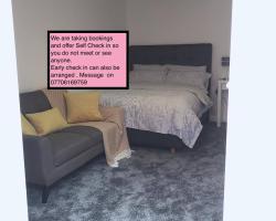 Flat 2 - Entire Modern Two Bedrooms home with en-suite & free parking close to QMC, City centre and Notts uni - Self check in