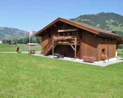 Alpenchalet Weidhaus Gstaad Ferienwohnung im Dachstock, Studio und Zimmer im EG