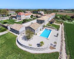 The Courtyard Gites en Charente Charmant Avec Piscine et WIFI Parfait en Famille ou En Couple