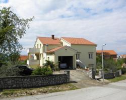 Apartments Njivice Bajcic