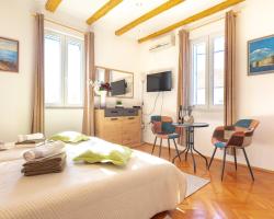 Trogir beach rooms & apartments