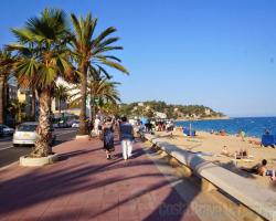 Apartaments Costa Brava Vacances - Calafat Sea and Street View
