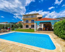 Nice Home In Kastel Luksic With 7 Bedrooms, Wifi And Outdoor Swimming Pool
