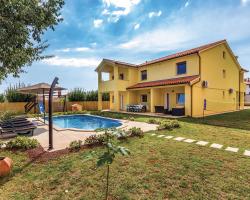 Cozy Home In Medulin With Kitchen