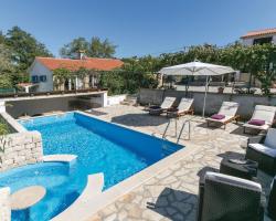 Nice Home In Snasici With 3 Bedrooms, Wifi And Outdoor Swimming Pool